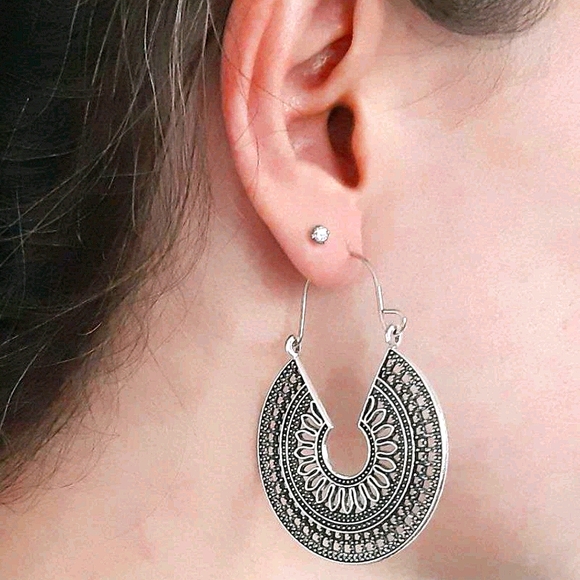 💖 2/$30 Boho silver hollow gypsy hoop earrings - Picture 3 of 10